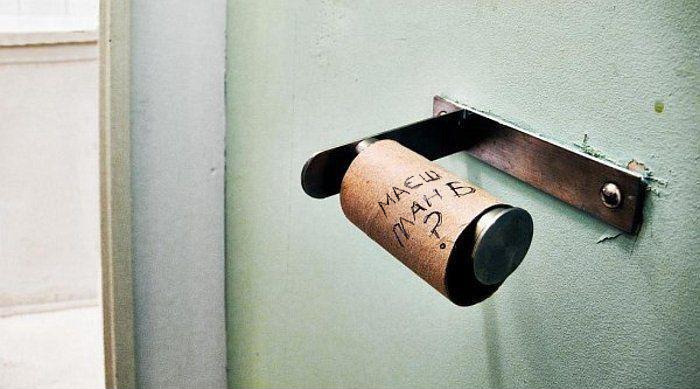 В туалеті закінчився туалетний папір. Залишилась лише картонна трубочка, на якій написано "Маєш план Б?"