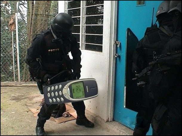 Поліцейський спецназ вибиває двері за допомогою телефона Nokia 3310