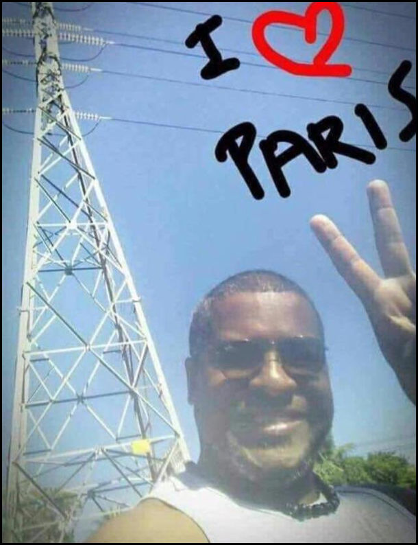 Листівка, де чоловік на фоні високовольтної вежі. Надпис I Love Paris. Типу то Ейфелева вежа