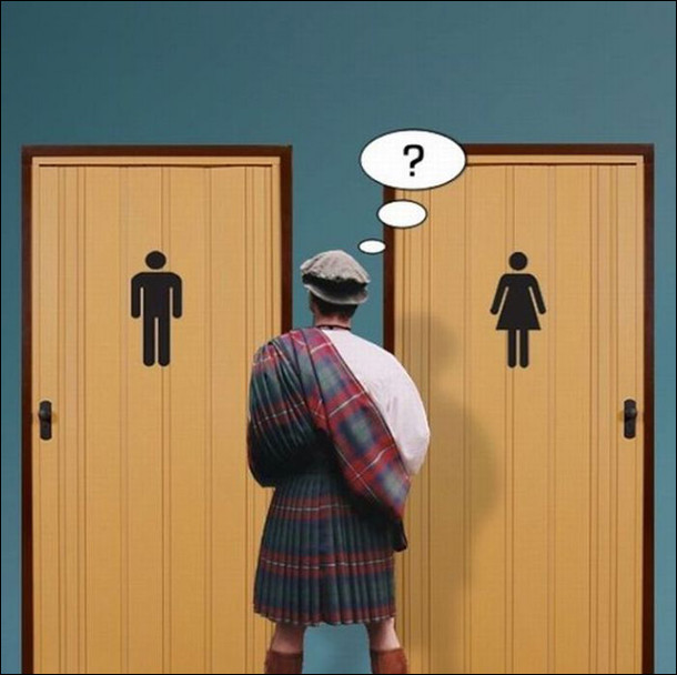 Шотландець в кілті зайшов в громадський туалет і дивиться в які двері йому зайти - там де намальована людина в штанях, чи там де в спідниці