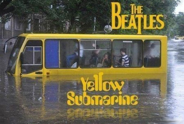 Прикол про повінь в Києві. Маршрутка по вікна у воді. The Beatles Yellow Submarine