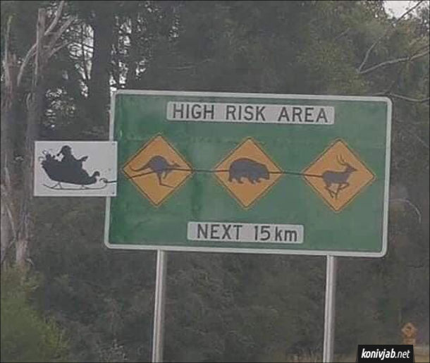 Смішний дорожній знак в Австралії. До знаку з попередженням про диких тварин намалювали сані Санта-Клауса. Вийшло, ніби в Санти запряжені олені, ведмеді і кенгуру