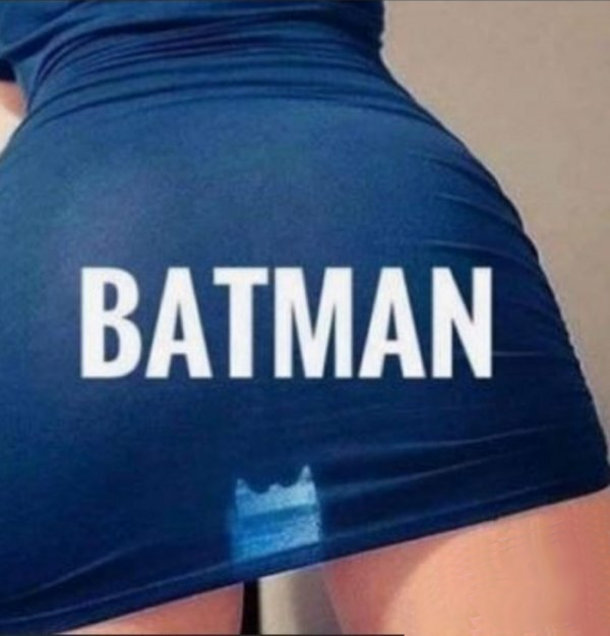 Смішне пікантне фото Batman. Крізь напівпрозору спідницю проглядаються контури Бетмена