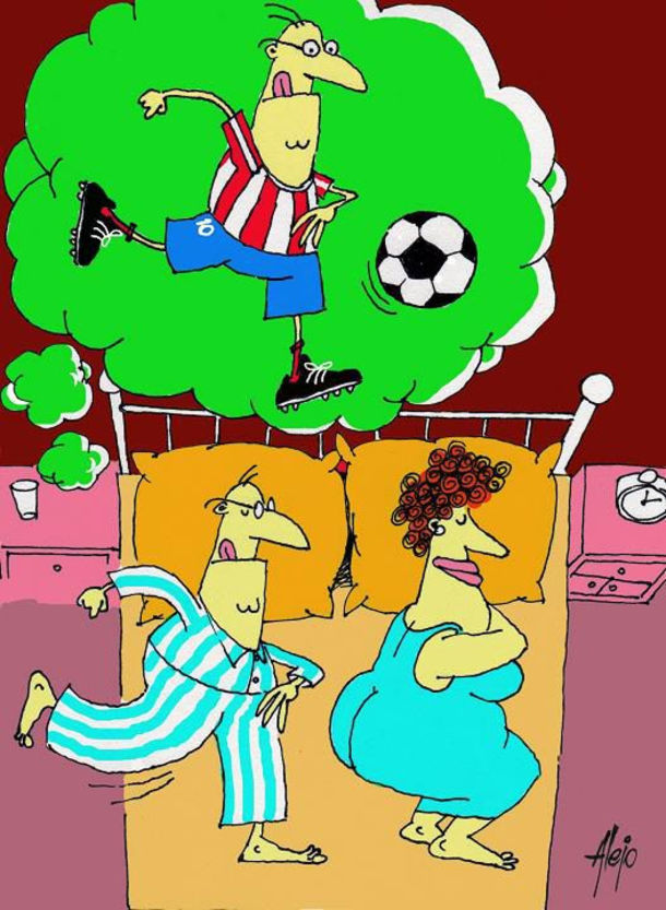 Смішний малюнок Чоловікові сниться футбол. Лежать в ліжку чоловік з дружиною. Чоловіку сниться, що він футболіст і б'є по м'ячу.