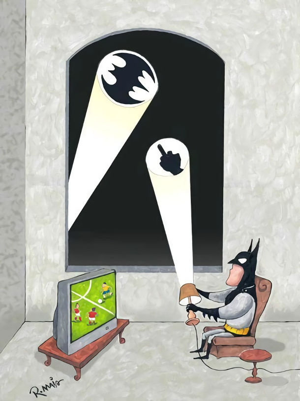 Бетмен дивиться футбол. З'явився промінь з кажаном. Він у відповідь направив промінь з факером, щоб не заважали дивитись футбол